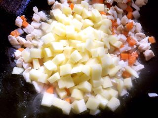 咖喱鸡肉饭,土豆滤干水分，加入锅内继续翻炒