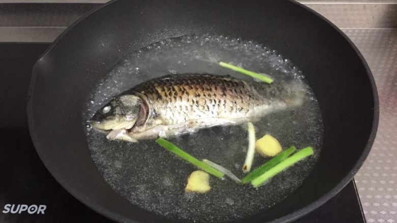 鲫鱼浓汤,接着加水，与鱼齐平或稍没过鱼，开锅转小火煮40分钟