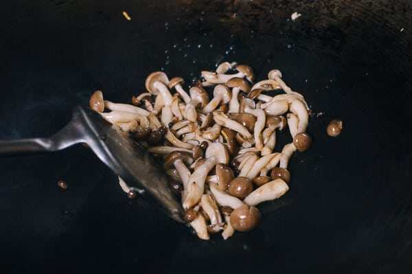 时蔬炒面,把蘑菇炒大约一分钟，然后放到盘子里。