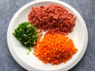 豆腐新吃法,香肠和胡萝卜切丁，葱切葱花