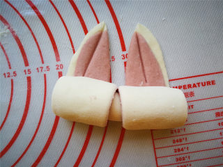 萌萌哒兔子馒头,用牙签从兔耳中间压一下。
