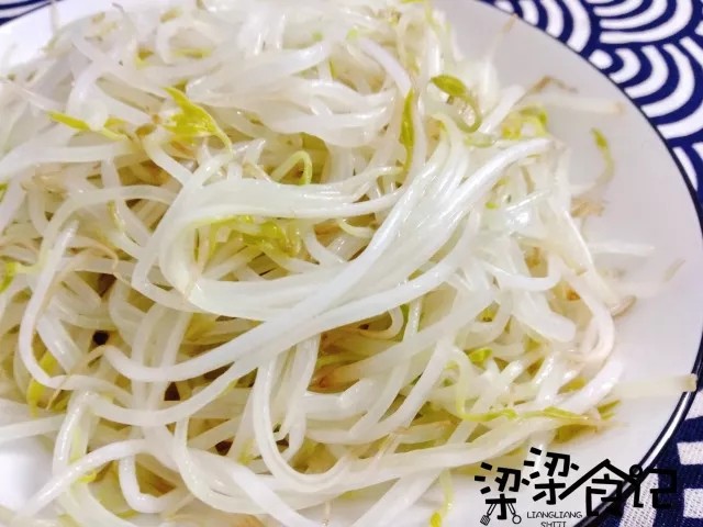 夏日面食首选——鸡丝凉面,<a style='color:red;display:inline-block;' href='/shicai/ 743'>芽菜</a>处理完后洗净，煮一锅水，放入一片姜片，油，盐；水开后倒入<a style='color:red;display:inline-block;' href='/shicai/ 743'>芽菜</a>，煮5分钟后关火捞起