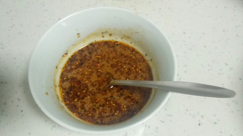 不用洗面的黑米凉皮,根据个人口味加入适量椒盐芝麻辣椒酱，搅拌均匀。