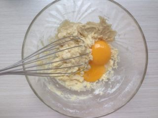 水果酸奶蛋糕,拌几下不见干粉即可，将蛋黄倒入。