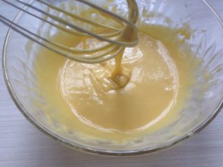水果酸奶蛋糕,划Z字拌，这是拌好的蛋黄糊。