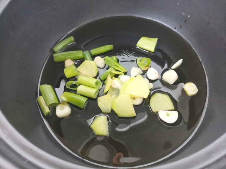 酸菜粉丝砂锅,然后把砂锅里倒上油，油热了，先把葱姜蒜炒香。