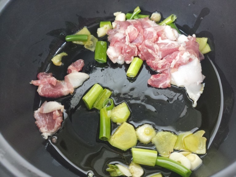 酸菜粉丝砂锅,然后加入猪肉片，继续炒。