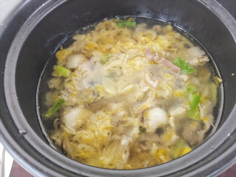 酸菜粉丝砂锅,然后加入适量的水。