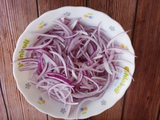 土豆丝拌洋葱丝,先准备个洋葱，然后把洋葱切成细丝。