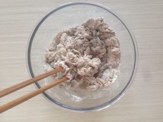 黑芝麻褐麦馒头,缓慢倒入酵母水，一边倒，一边用筷子拌。
