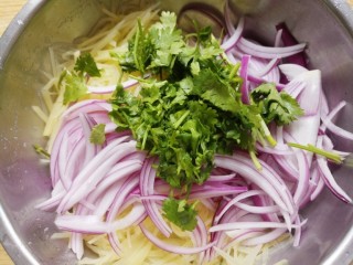 土豆丝拌洋葱丝,然后把洋葱丝，香菜和土豆丝放在一个大盆里。