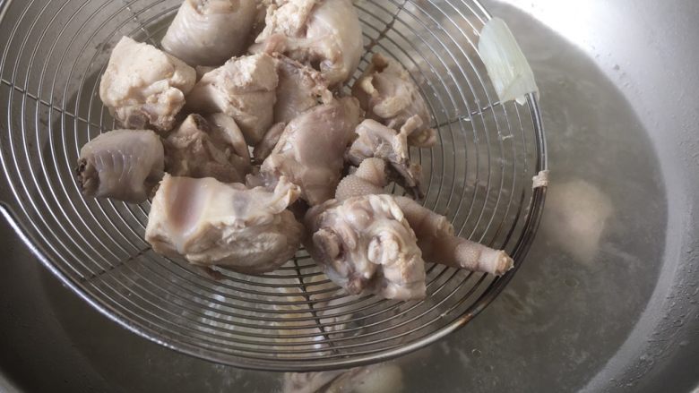 黑鸡枞煲鸡汤,汆烫后捞出鸡块备用。