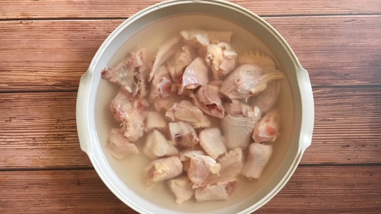 黑鸡枞煲鸡汤,用清水浸泡20分钟，再清洗干净。