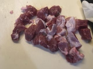 樱桃肉,猪里脊肉洗净，切2cm左右的小块，用刀背拍松