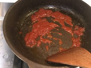 樱桃肉,
热锅热油，放入120g番茄酱，中火煸炒出红油后