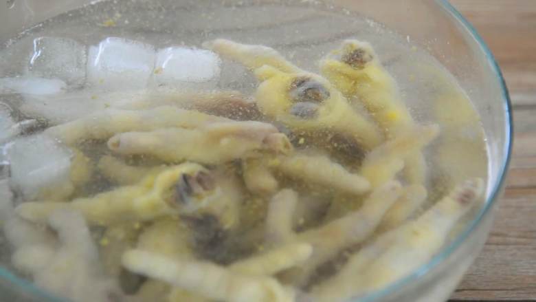 柠檬百香果凤爪—看世界杯的下酒菜,捞出过冰水后洗净备用。