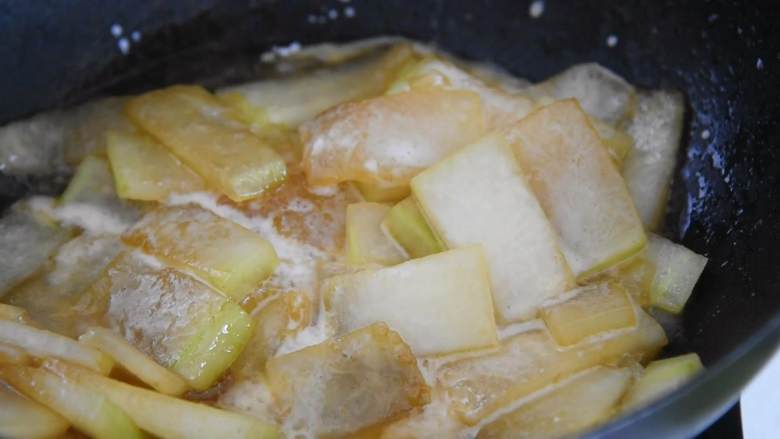 冬瓜别再烧汤喝，蚝油焖冬瓜你肯定吃过，做法简单实用,加水，大火焖煮至冬瓜变软。