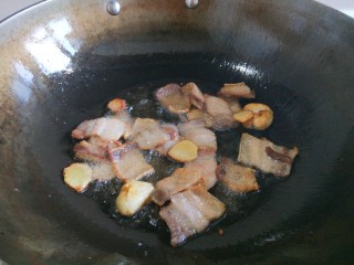 东北酸菜粉条炖白肉,把五花肉煸炒出油，肉干一点。