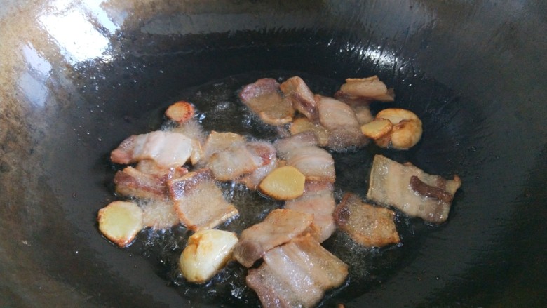 东北酸菜粉条炖白肉,把五花肉煸炒出油，肉干一点。