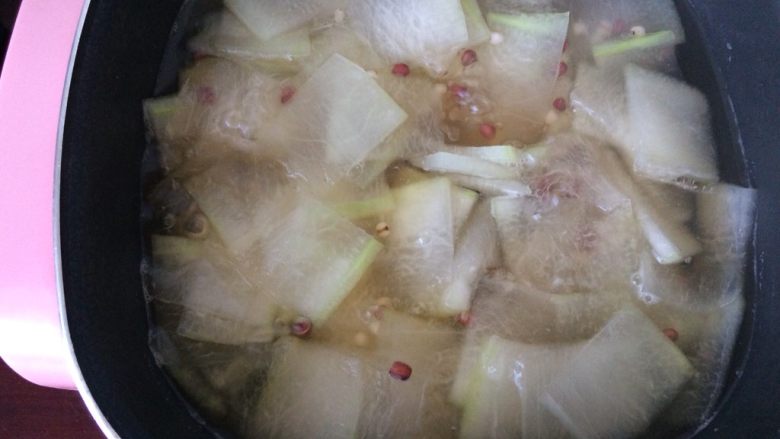 瘦身红豆薏米冬瓜汤,加入2g盐。