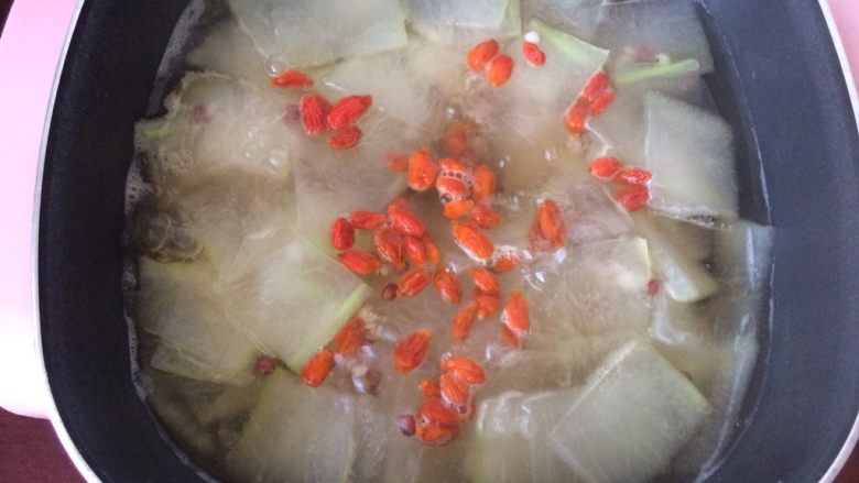 瘦身红豆薏米冬瓜汤,出锅前加入枸杞。