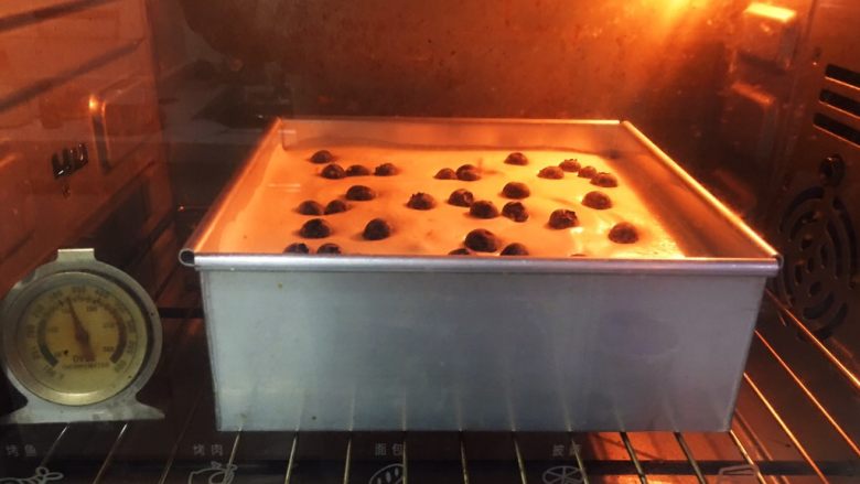 10寸蓝莓戚风蛋糕,烤箱预热至150度，模具送入烤箱烤制45分钟。