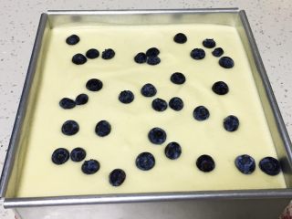10寸蓝莓戚风蛋糕,表面再放蓝莓，震几下消泡。