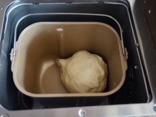  酸奶吐司,继续和面20分钟（不同型号的面包机和面时间和方法不同），有的面包机和面没力度，可能和面的时间会更长，这样就更应该注意，避免和面温度过高，影响面包质量