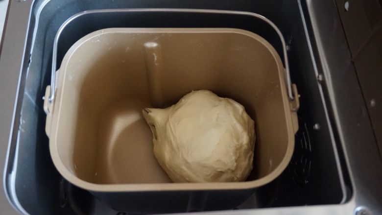 酸奶吐司,继续和面20分钟（不同型号的面包机和面时间和方法不同），有的面包机和面没力度，可能和面的时间会更长，这样就更应该注意，避免和面温度过高，影响面包质量