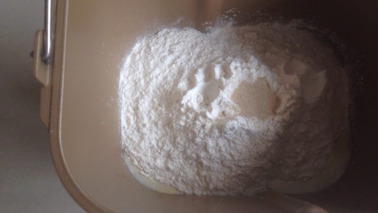  酸奶吐司,倒入面粉，在面粉顶端加入酵母。