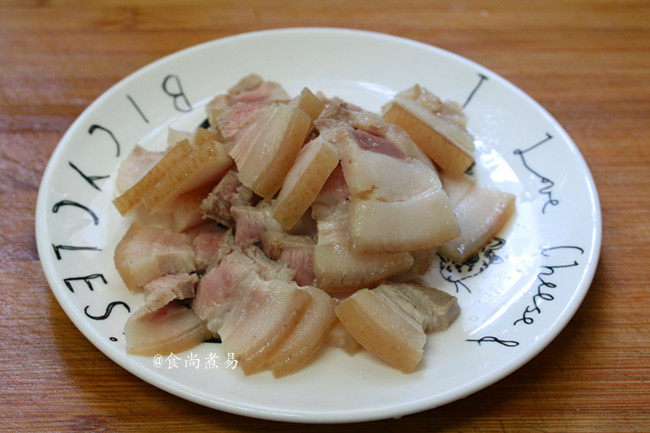 五花肉小酱炖扁豆,捞起用凉水冲洗干净，放凉后切片