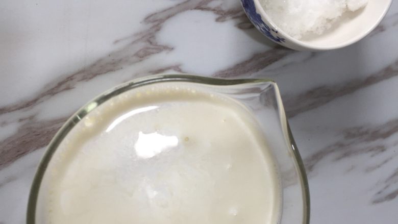 原味老酸奶,将牛奶倒入量杯中加入白砂糖搅拌一下