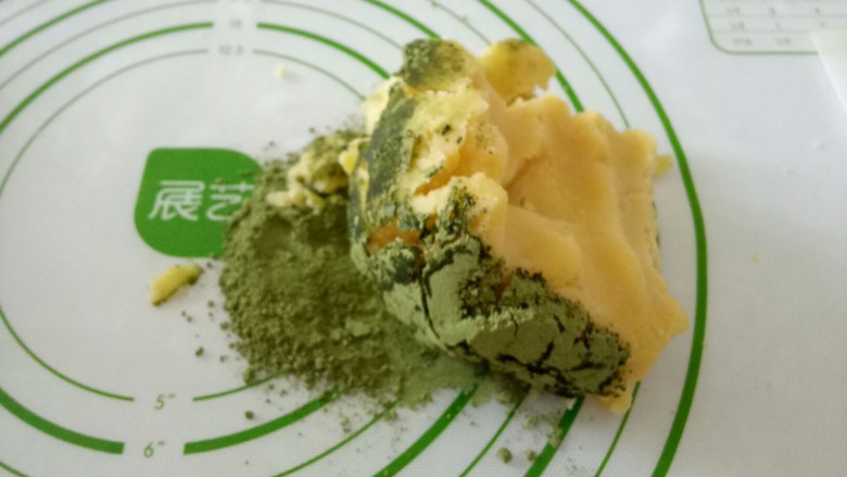 三种口味的绿豆糕,取一份加入抹茶粉。