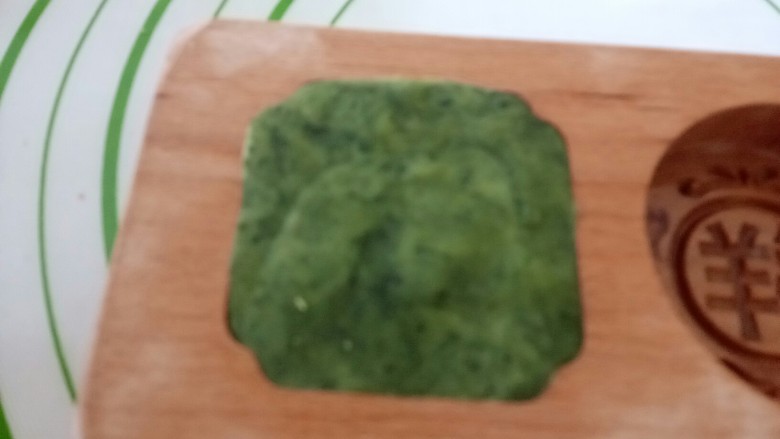 三种口味的绿豆糕,取50克放入模具中。
