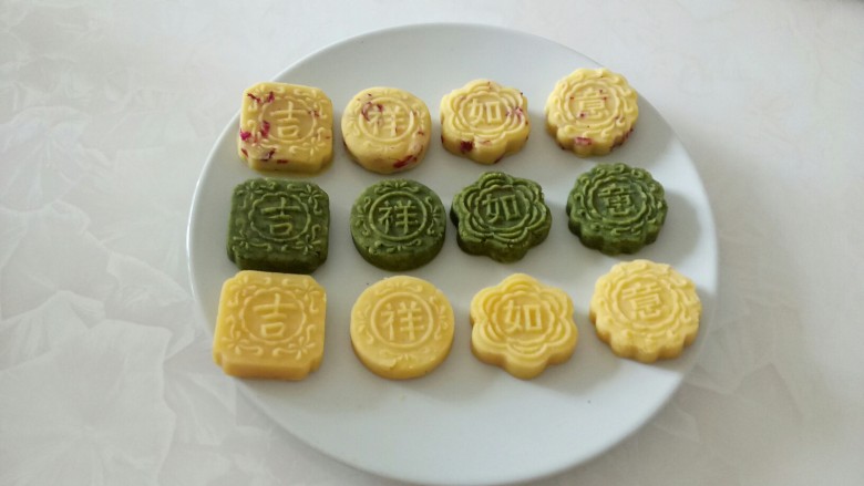 三种口味的绿豆糕,全部成型，有“吉”字图案的50克，其他40克。
