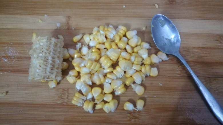 咖喱蛋包饭,玉米用勺子刮下来