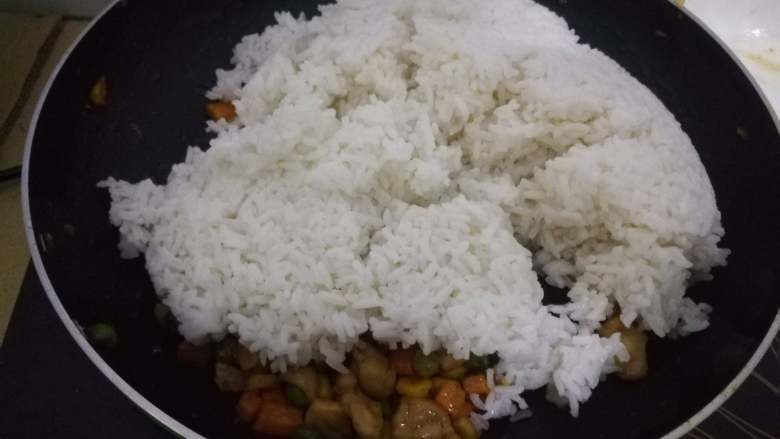 咖喱蛋包饭,加入米饭翻拌均匀，然后放一旁备用