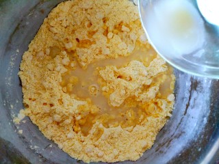 大枣奶香窝窝头,酵母粉3克放入碗里，用三十度的温水化开，倒入面粉里