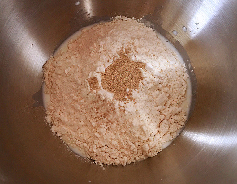 日式红豆包,将主料中除<a style='color:red;display:inline-block;' href='/shicai/ 887'>黄油</a>以外的其它原材料按照底层液体、糖、盐，中层粉类，上层酵母的顺     序放入厨师机。