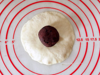 日式红豆包,翻面后将边缘稍微压扁，中间放上一份豆沙馅。
