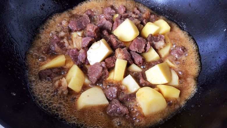 咖喱牛肉,牛肉块炒红后，倒入土豆块，花椒粉、盐、继续翻炒