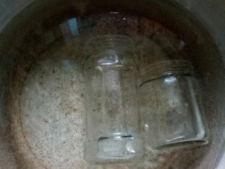 自制黑芝麻酱,玻璃瓶洗净，用水煮一下。