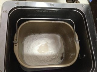 汤种椰油梭子排包,上面加入高粉和酵母，入面包机启动和面程序20分钟