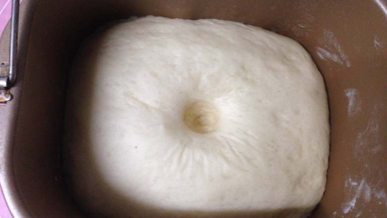 汤种椰油梭子排包,入温暖湿润处发酵至两倍大