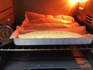 麦香红枣芝麻包,烤箱预热至180度，金盘送入烤箱，烤制20分钟。