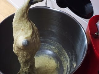 麦香红枣芝麻包,揉面20分钟，检查面团硬湿度。