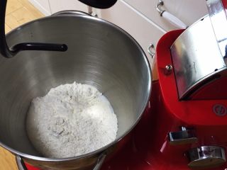 麦香红枣芝麻包,全麦粉和低筋粉混合，加入盐调味细砂糖。