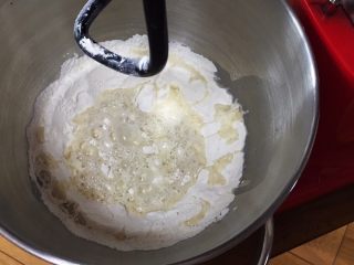 麦香红枣芝麻包,清水加温至37度放入发酵粉孵化，再倒入厨师机内。