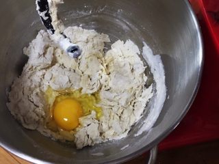 麦香红枣芝麻包,搅拌一下后放入鸡蛋。