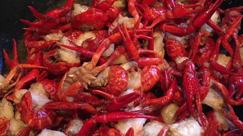 麻辣小龙虾,锅里放油烧热，龙虾放入翻炒2分钟，捞出备用！